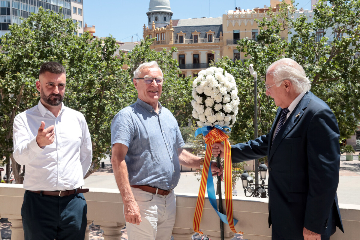 Entrega del pomell del Corpus al Ayuntamiento de Valencia